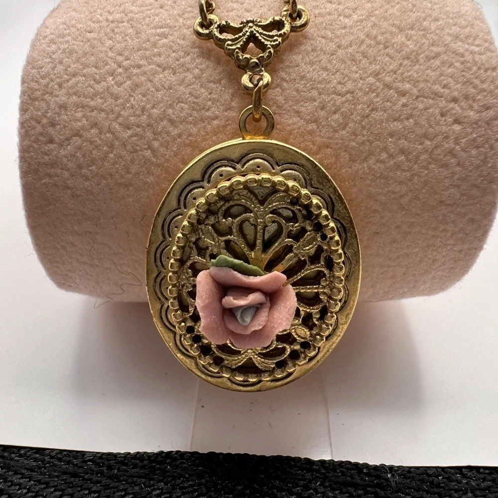Vintage 1928 Pink Rose Locket on a gold tone chain - Picture 1 of 12